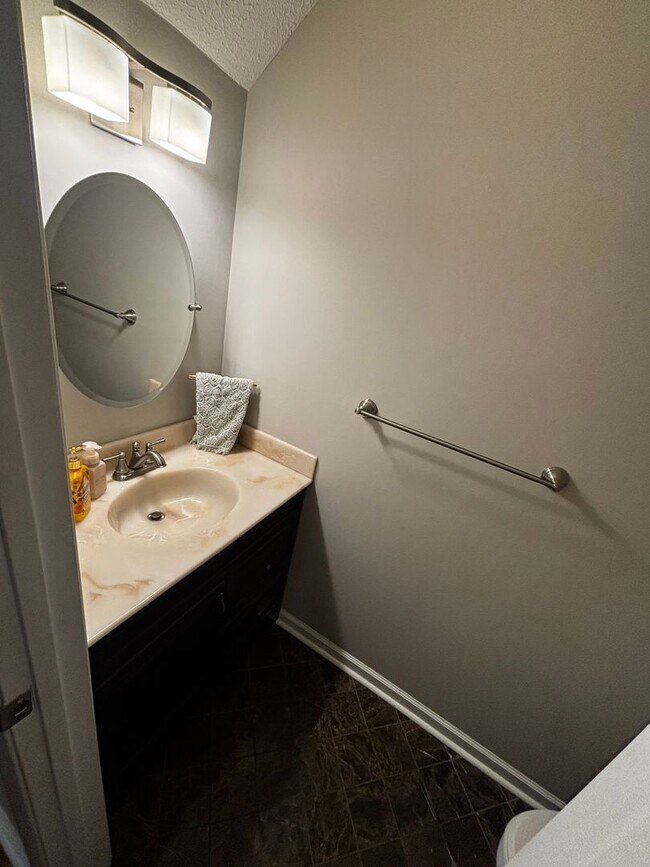 Building Photo - 3 Bedroom || 2.5 Bathroom - Townhome