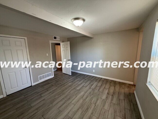 Building Photo - 2 Bedroom home on a large lot