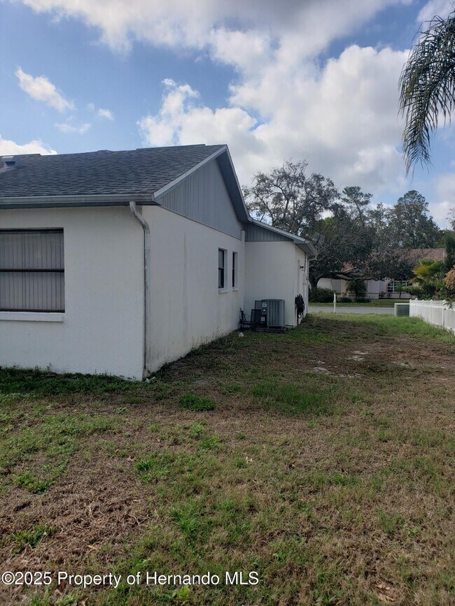Building Photo - 7431 Flyway Dr