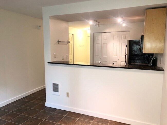 Building Photo - 2Bd/2Ba Kenmore Condo