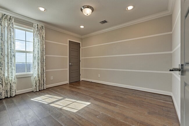 Building Photo - 9627 Towne Lake Pkwy