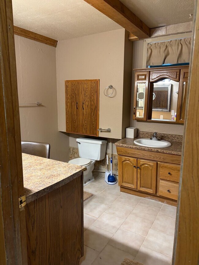 Building Photo - Beautiful Duplex Available Now