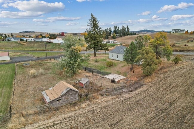 Building Photo - Charming Farmhouse in Fairfield
