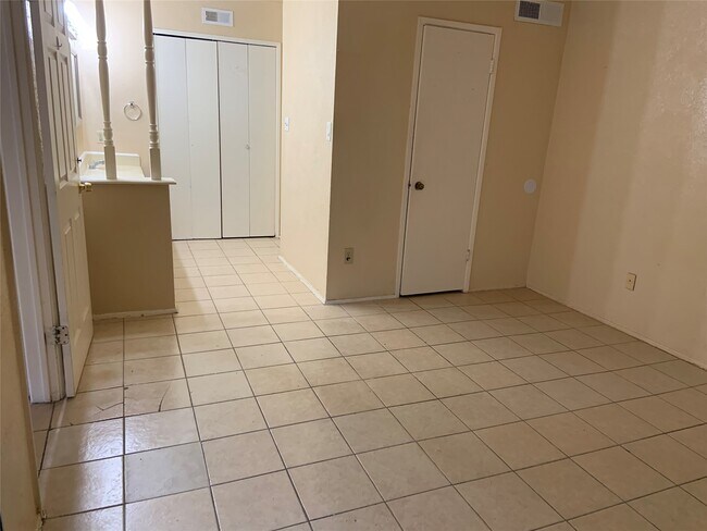 Building Photo - 5613 Hollow Pines Dr