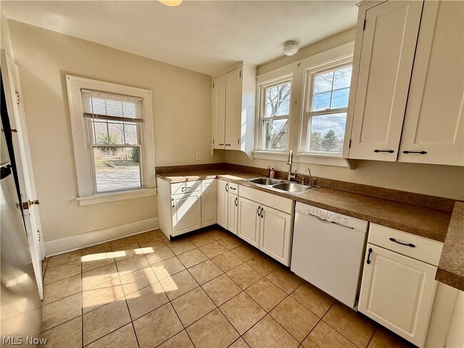 Building Photo - 364 N Chillicothe Rd