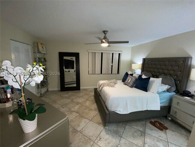 Building Photo - 9435 Fontainebleau Blvd