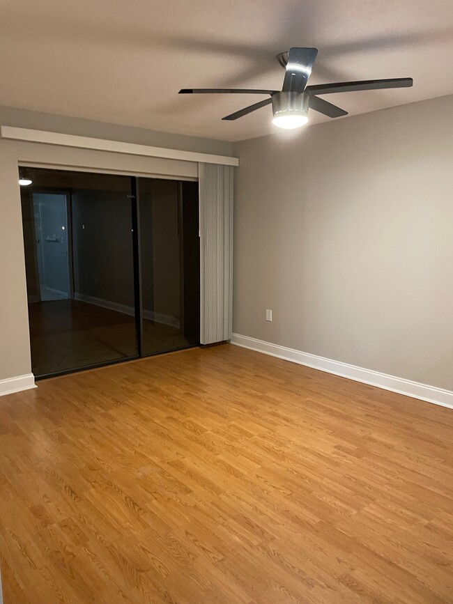 Building Photo - 733 Carpenters Way