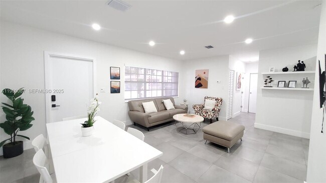 Building Photo - 510 NE 66th St