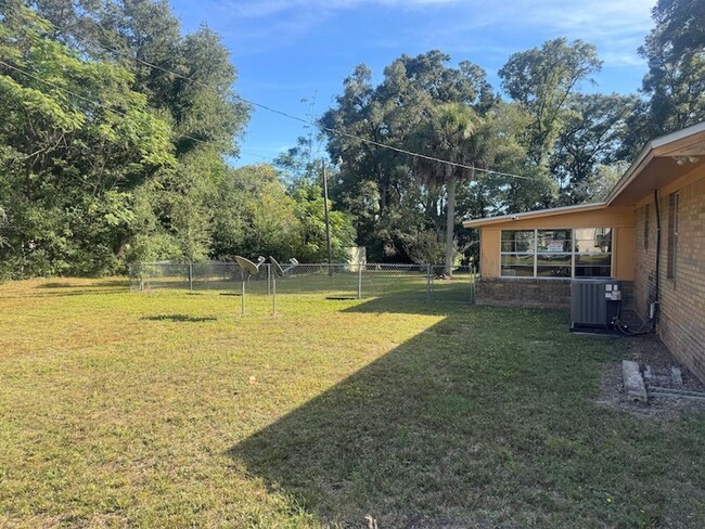 Building Photo - Middle of Town