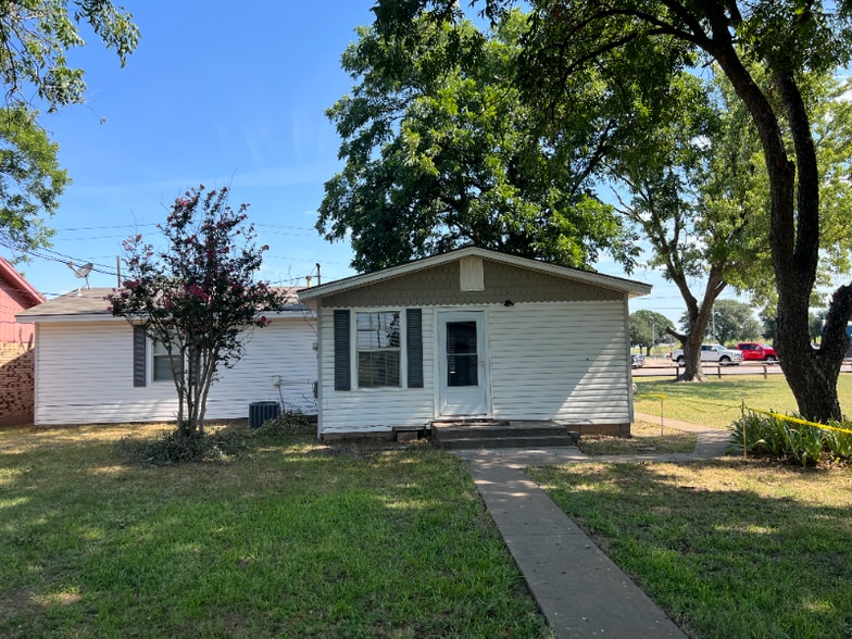 Building Photo - 908 Sycamore Dr