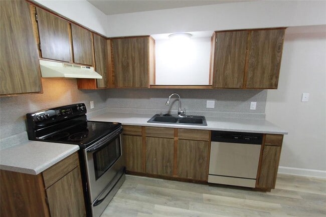 Building Photo - 6811 Thorncliffe Dr