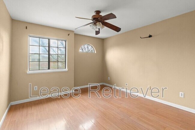 Building Photo - 1921 Ridgemont Way