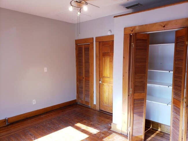 Building Photo - 2 Bedroom, 1 Bath Apartment in Munger Plac...