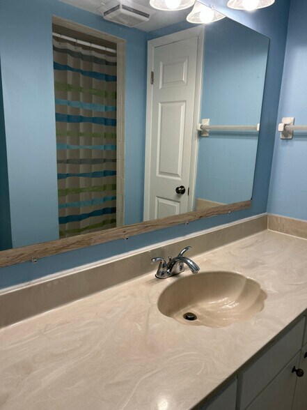 Building Photo - 3824 Saxon Dr