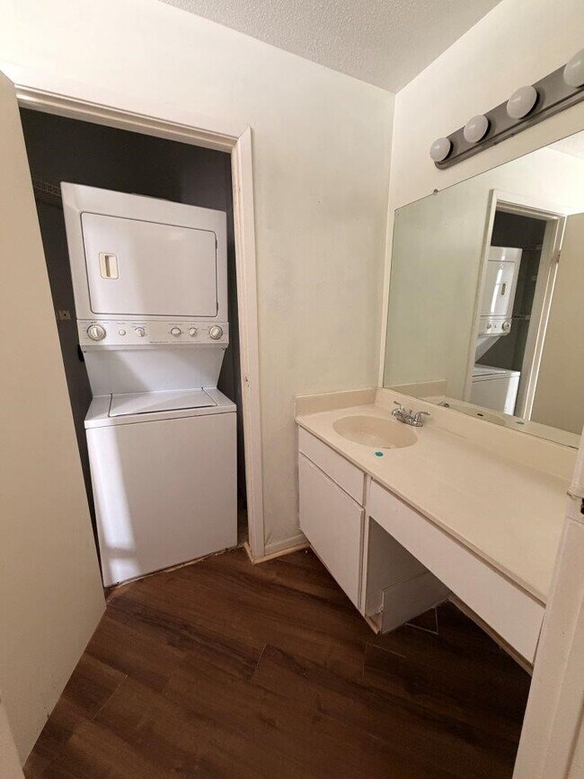 Building Photo - 7901 Cambridge St