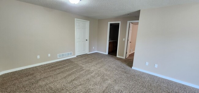Building Photo - Beautiful 3 Bed, End Unit, Town Home for Rent