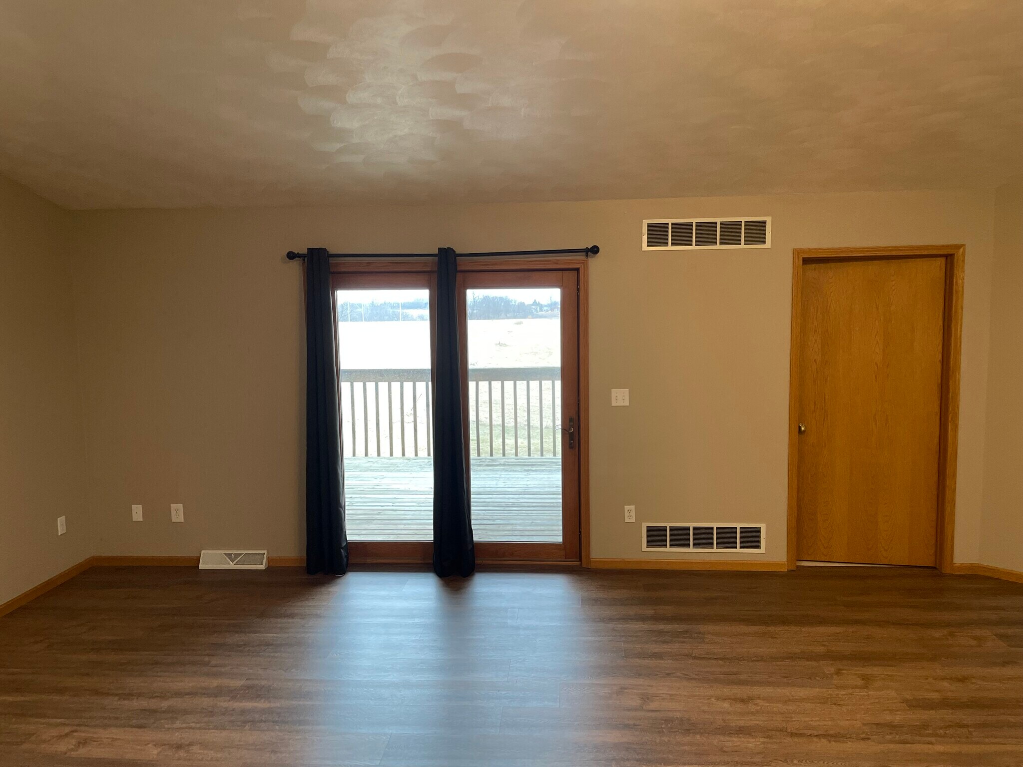 living room + utilities closet door - 1500 Packers Ct