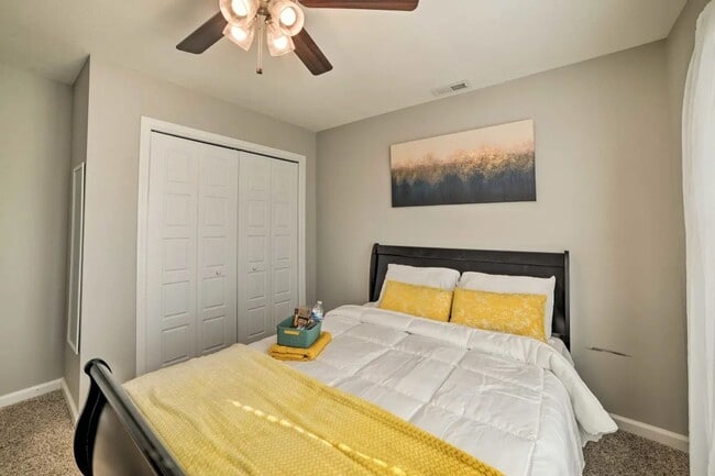 Building Photo - Pet Friendly Three Bedroom!