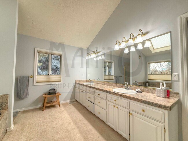 Building Photo - Elegant & Sprawling South Hill Home