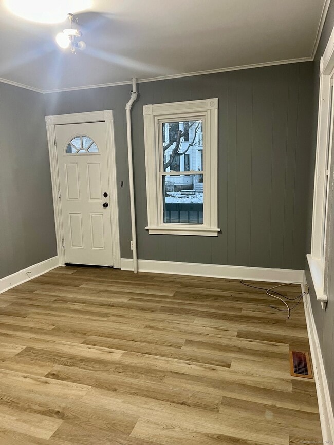 Building Photo - 35 James St