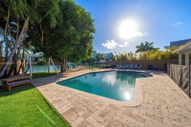 Building Photo - 840 S Shore Dr