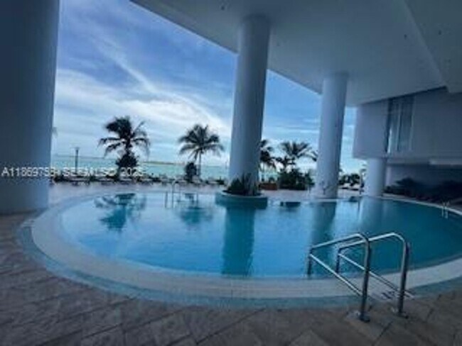 Building Photo - 700 NE 24th St