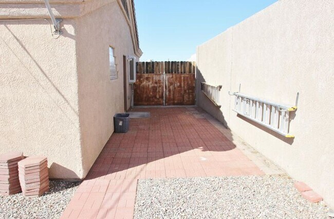 Building Photo - Furnished 3 Bedroom - 2 Bath Pool Home