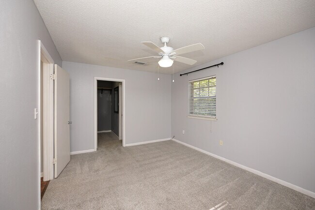 Building Photo - 116 Country Club Dr