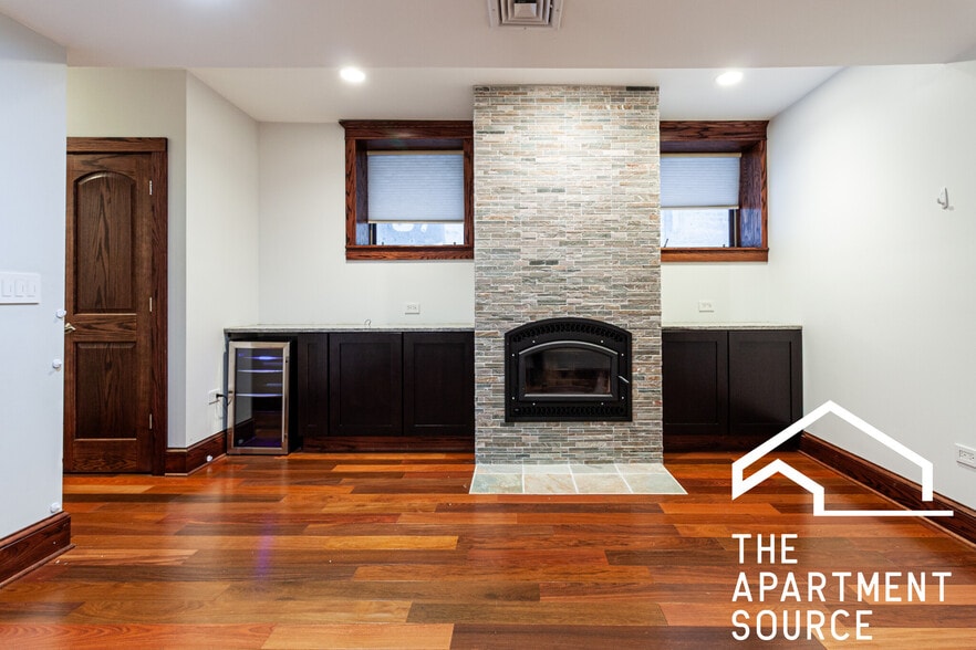 Building Photo - 1019 W Oakdale Ave