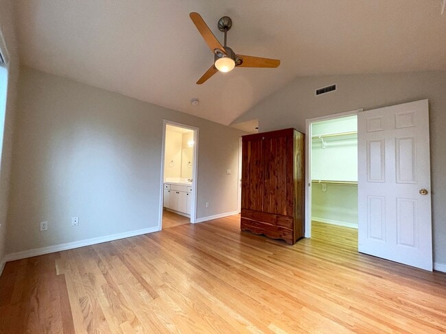 Building Photo - Gorgeous Townhouse in the Heart of Multnomah Village with Attached Garage, Outdoor Space