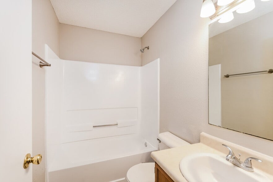 Building Photo - 16804 Lowell Dr