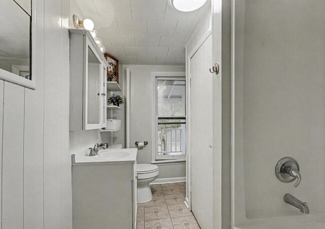 Building Photo - Bright 2 Bedroom, 1 Bath Home in Windsor, Pa!