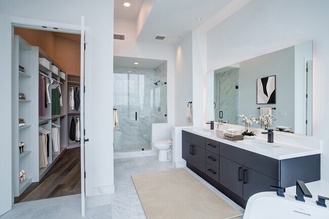 Building Photo - Sleek & Stylish 2/2 in the Heart of Downtown