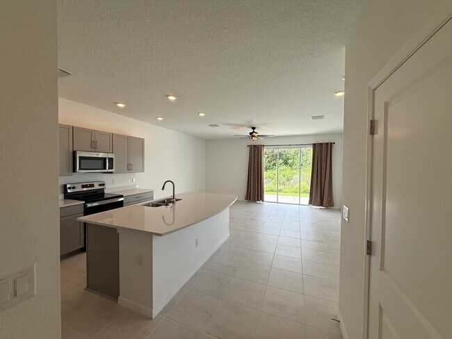 Building Photo - 3 Bedroom 2.5 Bath Townhouse W/1 Car garag...