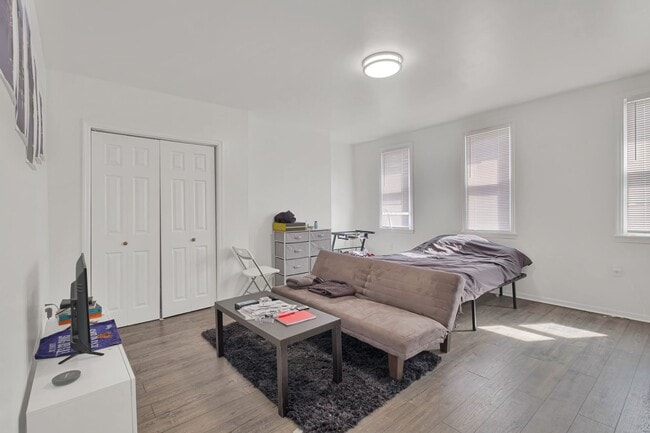 Building Photo - Cozy Home - South Side Flats