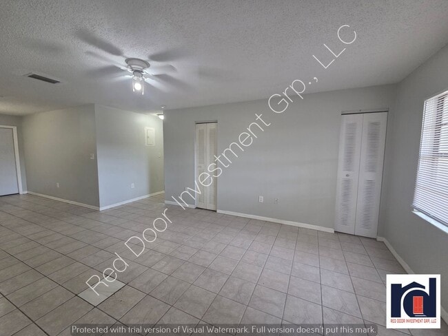Building Photo - Spacious 3/1 Duplex with Laundry Room