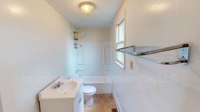 Building Photo - 346 Carney St