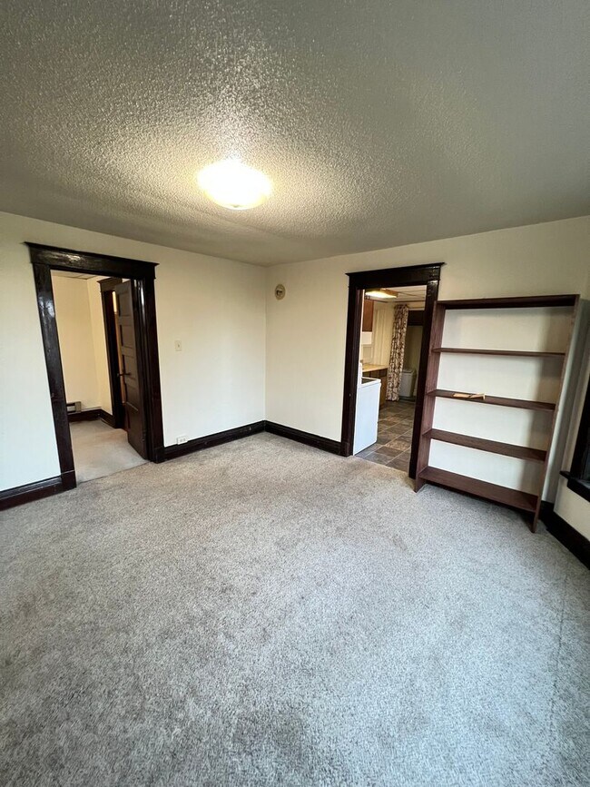 Building Photo - 1st Floor 1+ Bedroom Apartment! AVAILABLE MAY!