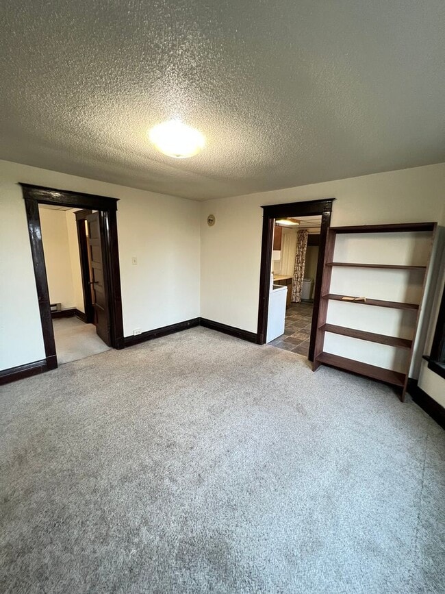 Building Photo - 910 N 22nd Ave W