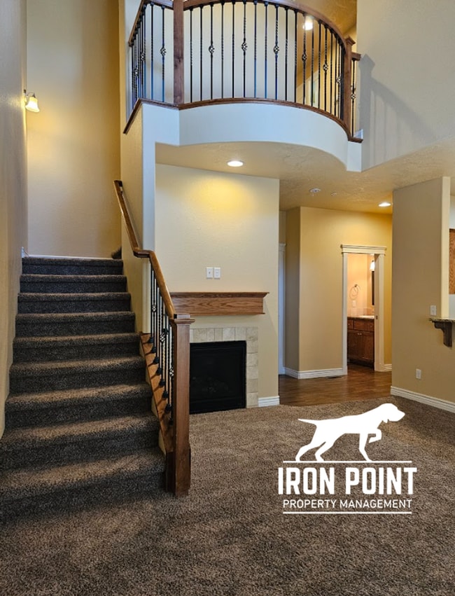Building Photo - 3/2.5 in Boise-2 Car Garage, Fireplace, Vaulted Ceilings, Landscaping Included.