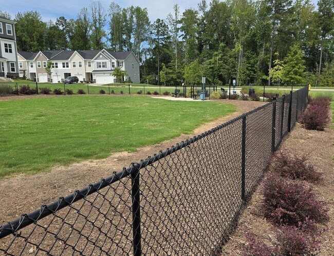 Building Photo - 3BR Like-New Townhome – GREAT PRICE - Community Pool/Playground