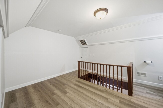 Building Photo - 2 Bedroom, 2 Bath Townhome located directly across from Franklin Park Conservatory