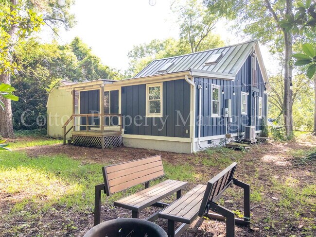 Building Photo - 2 BD/ 1 BA // Cottage Get Away just off of 42nd St // $1,875 per month // Pet Friendly*