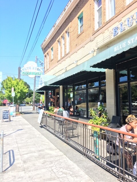 Blue Star Cafe & Pub - 4512 Stone Way N