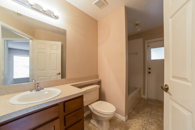 Building Photo - 4924 Labrador Ln