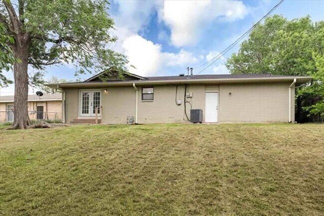 Building Photo - 3 Bedroom, 1.5 Bath Beauty!