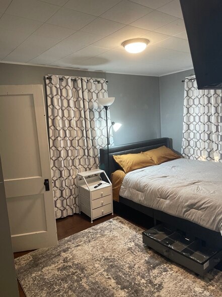 Larger Bedroom - 20 Crescent St