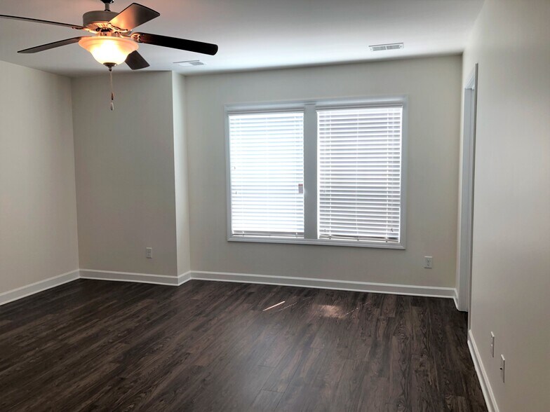 Building Photo - 528 Lateleaf Dr