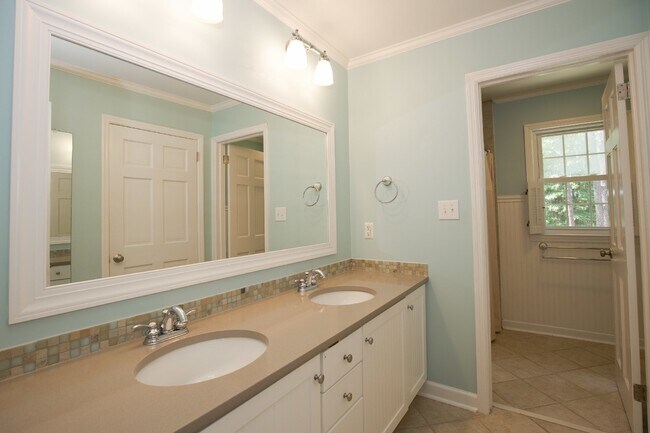 Building Photo - Stunning home in Weymouth Woods Southern P...