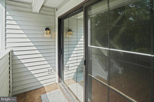Building Photo - 1605 Carriage House Terrace